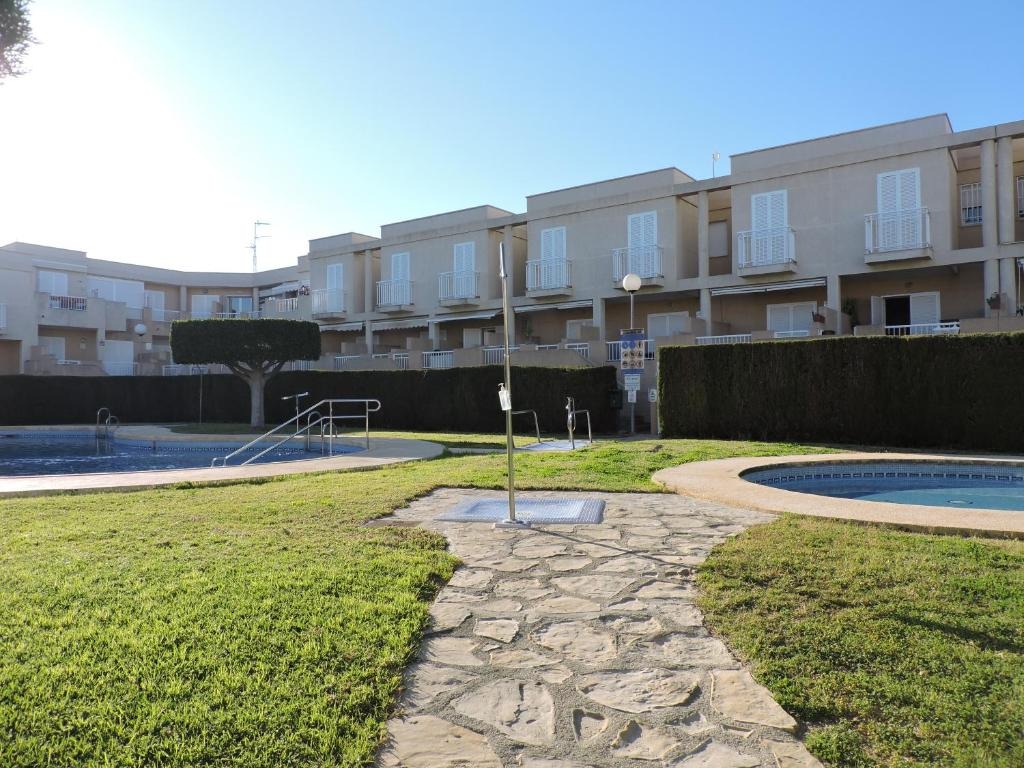 Jardines y piscina